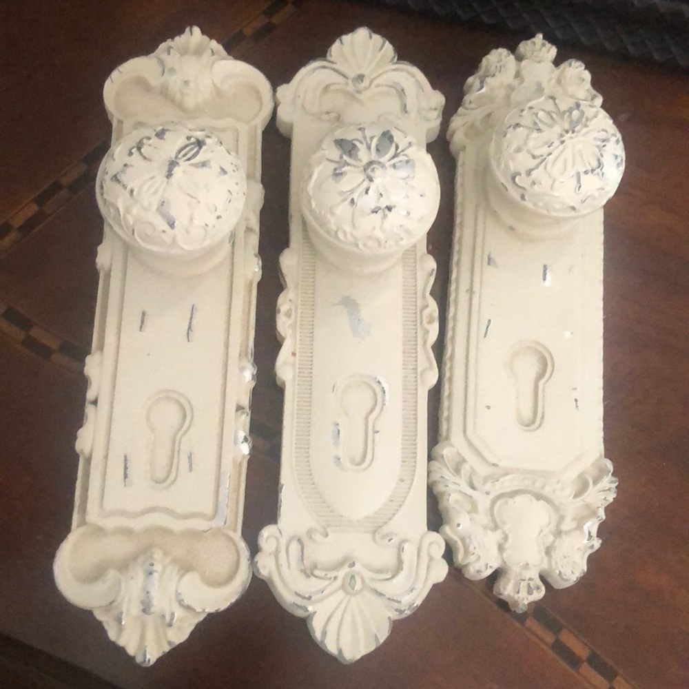 3 coat hook. Whitewash distressed